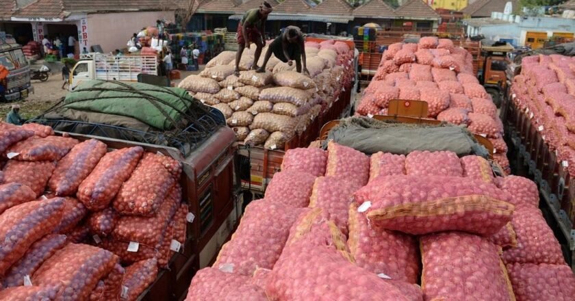 First shipment of onion from India has entered Bangladesh