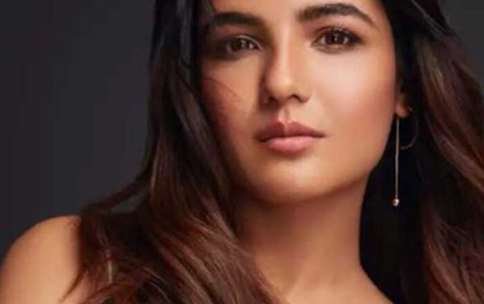 Jasmin Bhasin suffers corneal damage due to contact lenses