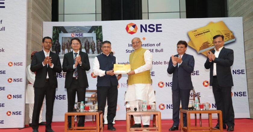 Hon’ble Governor of Maharashtra Sri CP Radhakrishnan inaugurates the iconic statue of NSE Bull