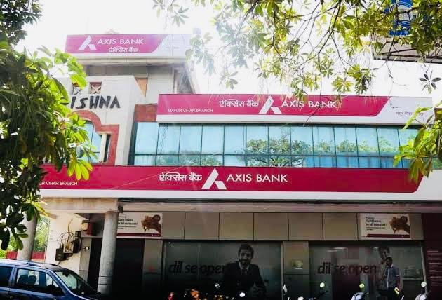 Axis Bank shares decay over 3% amid block deal