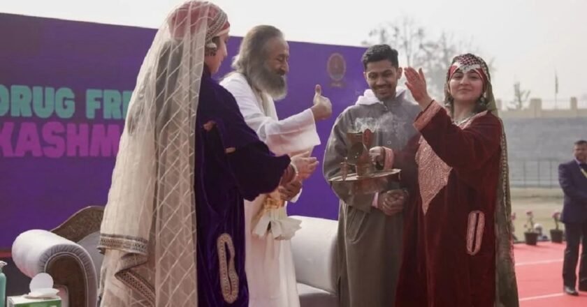 20,000 youth join Gurudev Sri Sri Ravi Shankar in pledge for a drug-free future