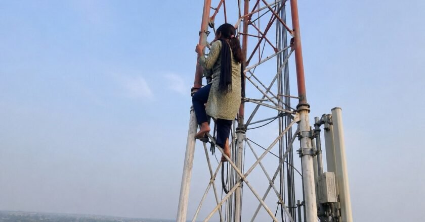 Release My Boyfriend or I’ll Jump!’ Teen’s Dramatic Protest Atop 100-Foot Mobile Tower