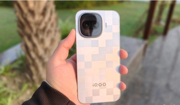 iQOO 16 India Launch Reportedly in Doubt Amid Rising Memory Chip Costs
